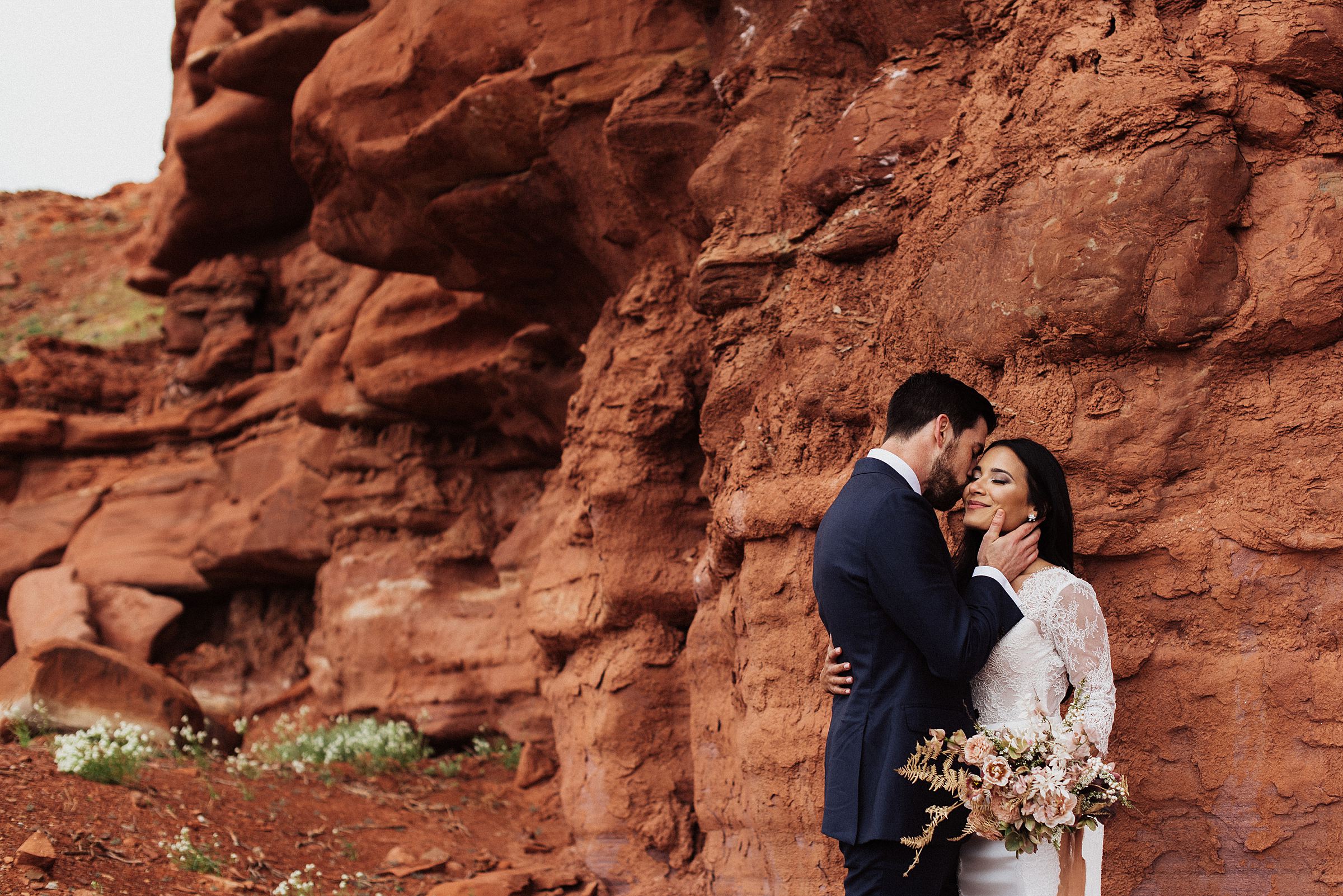 bride and groom kissing at dead horse point elopement